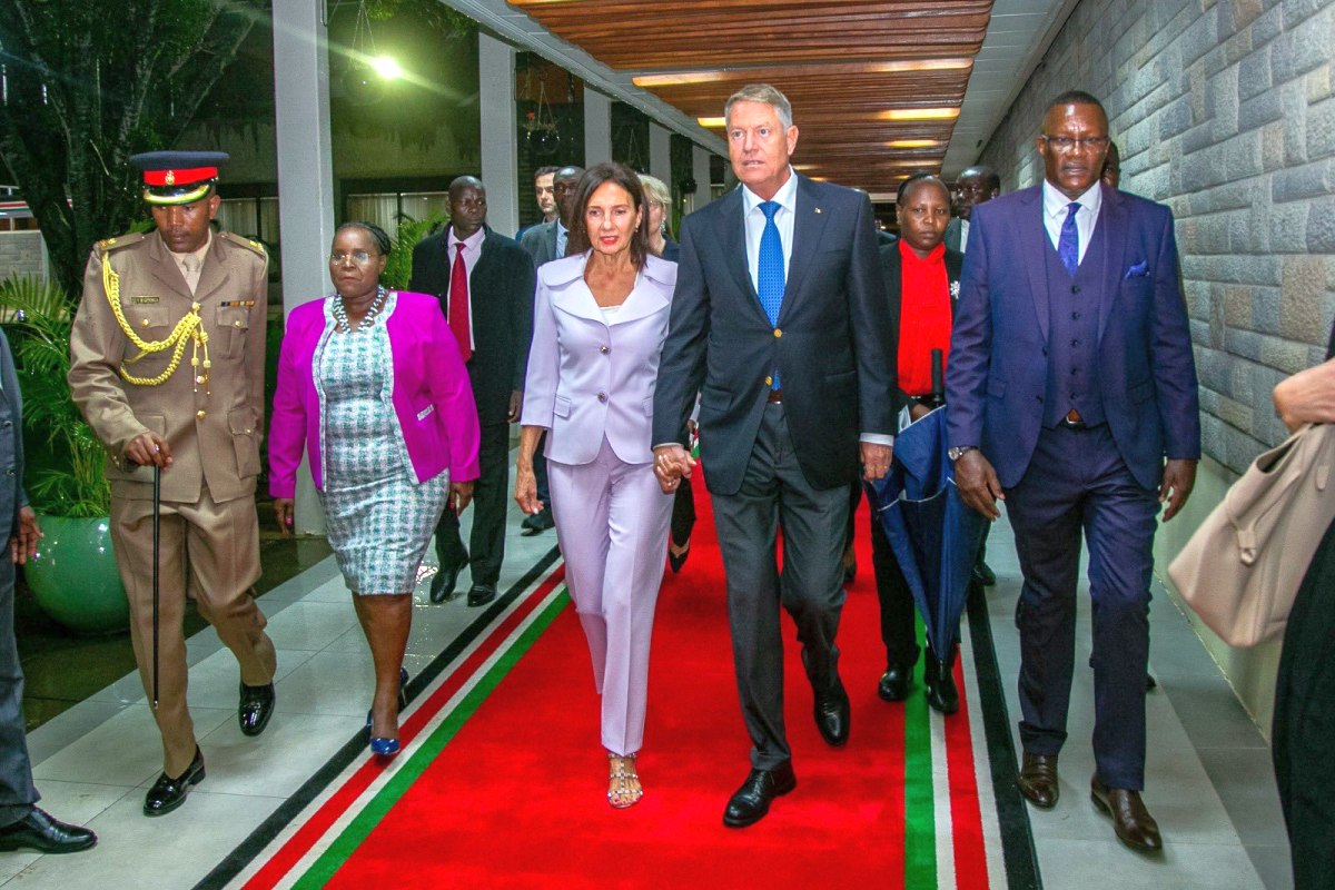 Klaus Iohannis a ajuns în Kenya, prima țară din turneul african. Discuții cu omologul său, William Ruto