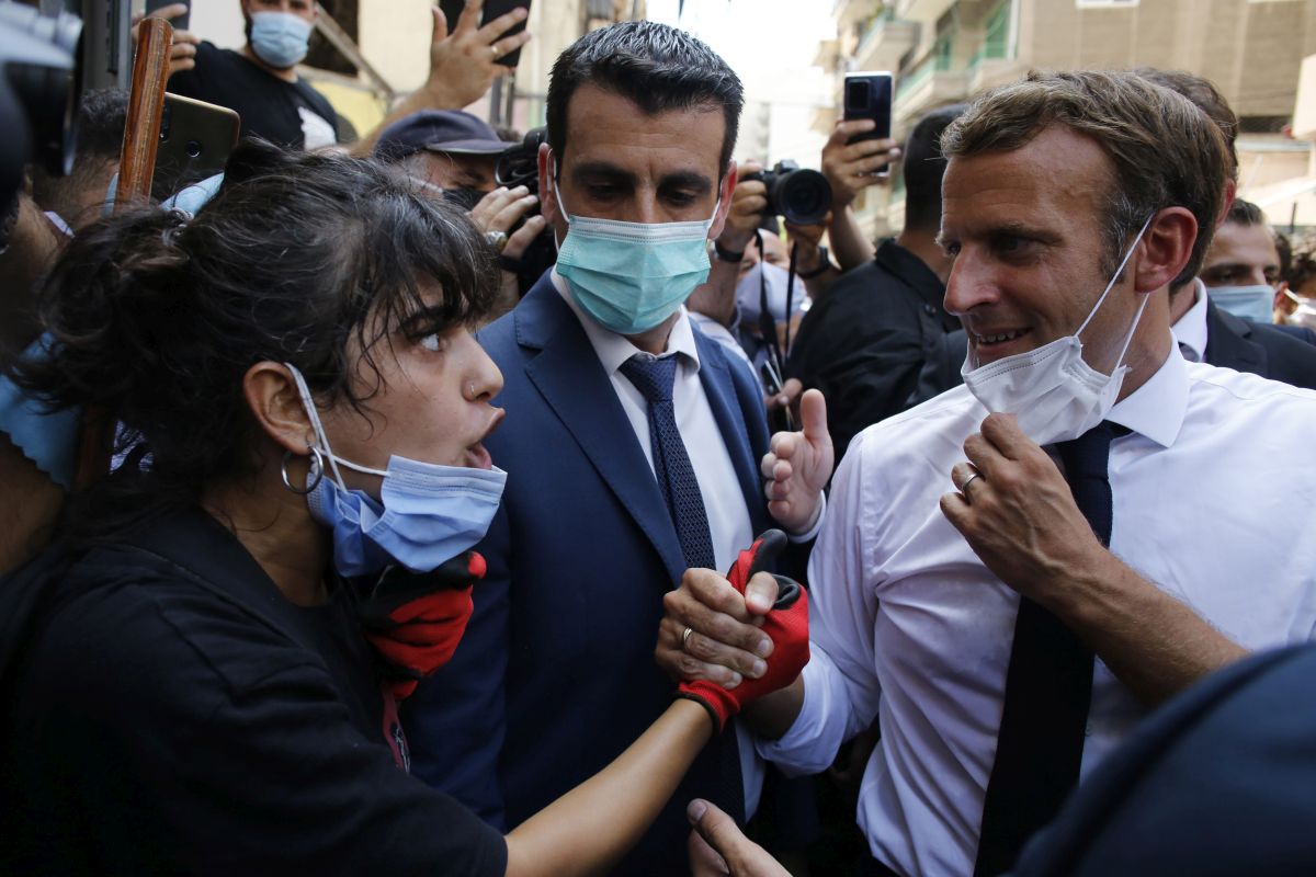 Emmanuel Macron, primit ca un salvator la Beirut, după explozii. Cuprinși de furie, libanezii au cerut ajutorul Franței în timp ce au strigat: “Revoluție!”