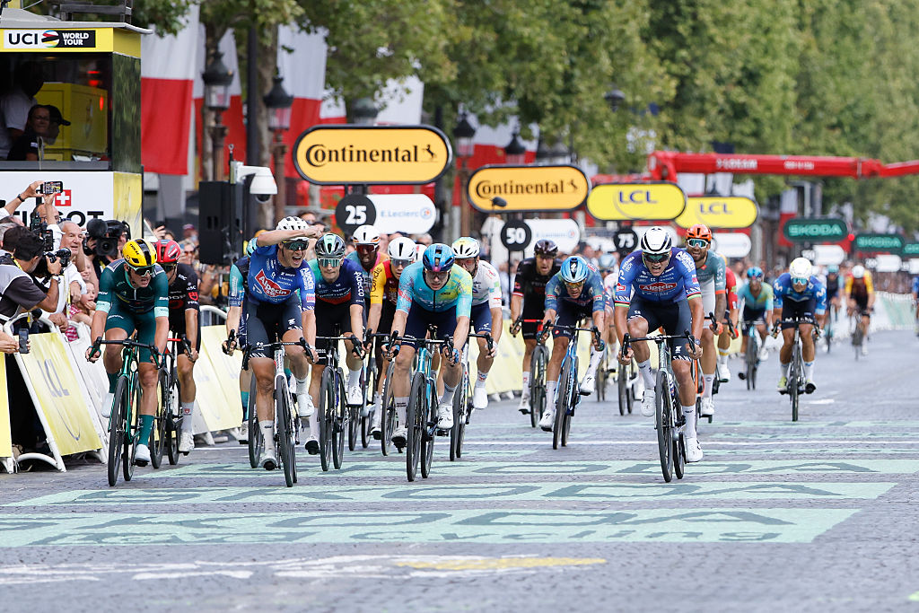 Óriási botrány a Tour de France-on: ököllel esett egymásnak két szurkoló – videó