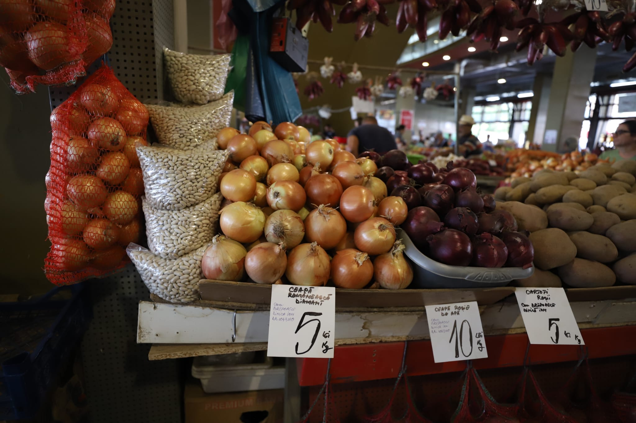 Cât costă să cumperi ingrediente pentru 10 borcane de zacuscă: calculul pentru rețeta tradițională cu vinete, ardei kapia, gogoșari și ceapă