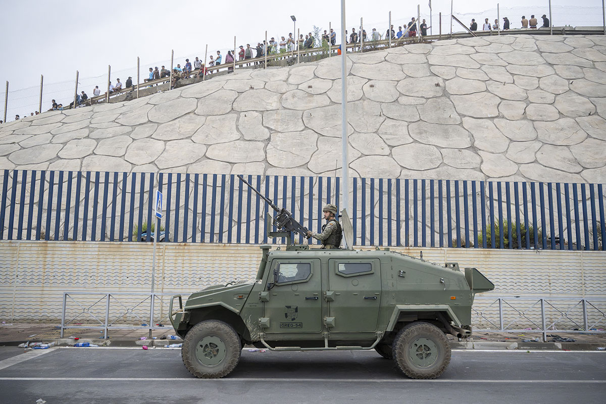 Spania trimite armata în Ceuta: zeci de mii de migranți au trecut înot din Maroc și cel puțin 19 s-au înecat