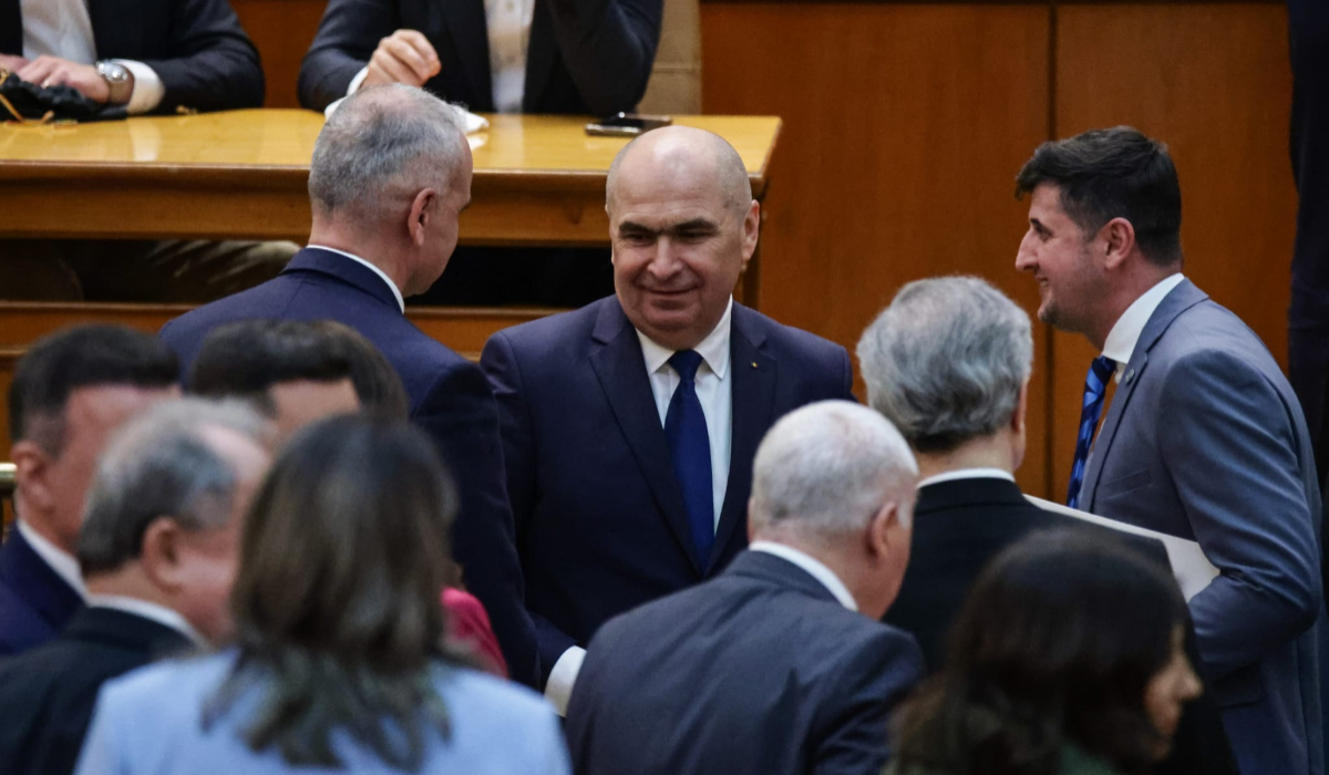 Ce nu s-a văzut la televizor în timpul votului moțiunii de cenzură împotriva Guvernului Bolojan. Negocieri în șoaptă, telefoane pe fugă și calcule la limită