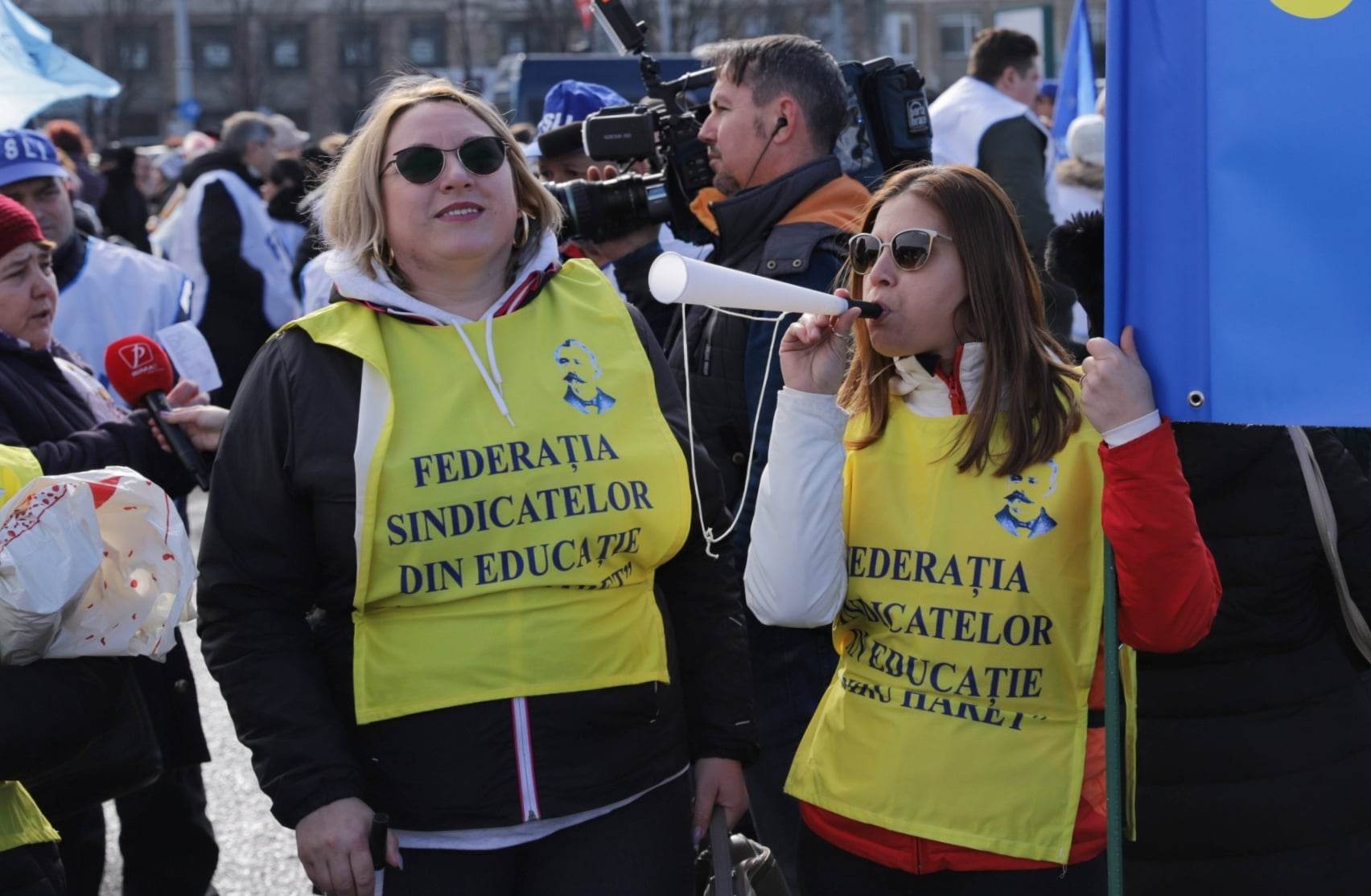 Federaţiile din Educaţie au ieșit în stradă și au protestat în fața Guvernului: „Mereu sacrificați, niciodată respectați. Vrem salarii decente”
