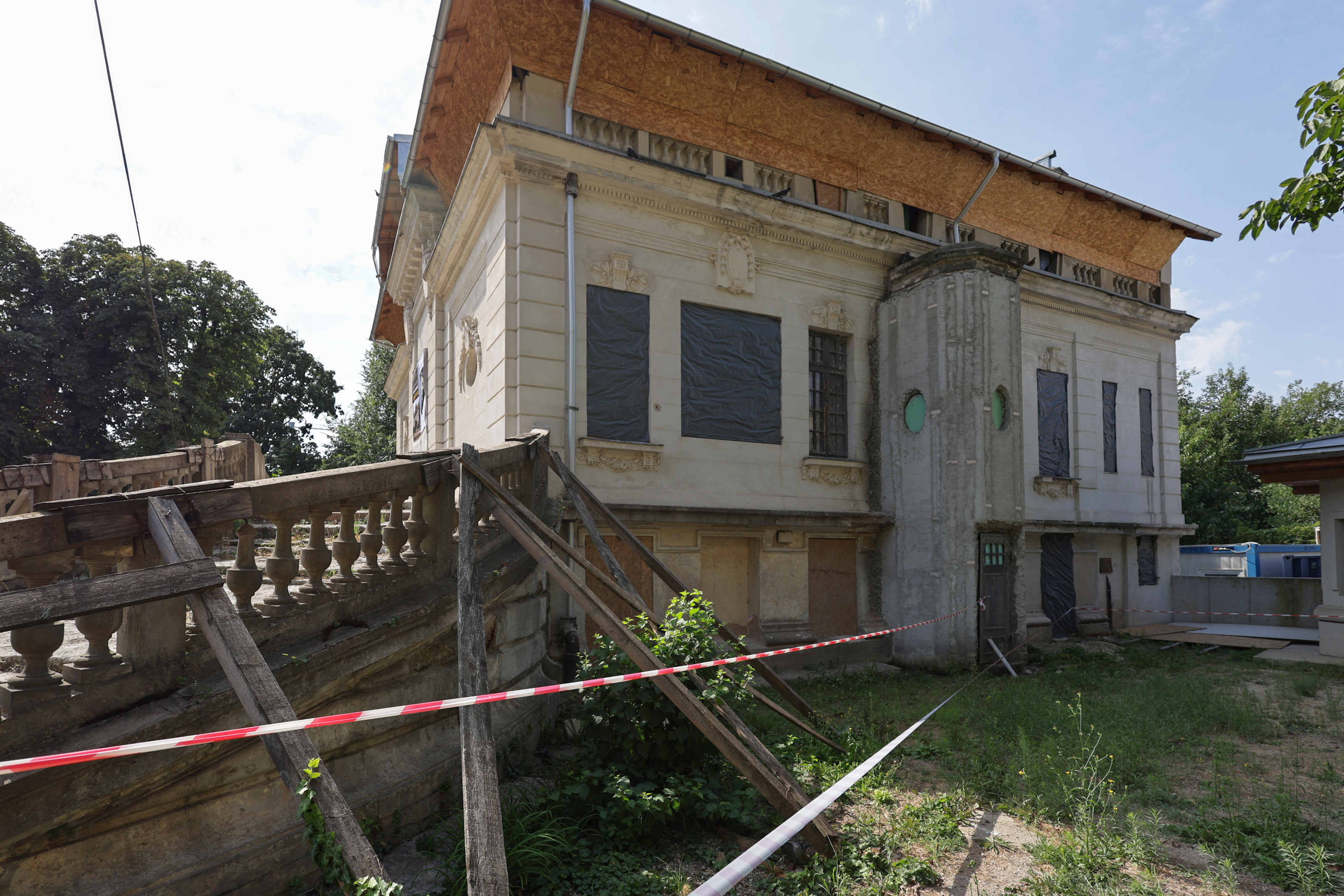 O bijuterie a Bucureștiului se luptă cu timpul, în timp ce restaurarea bate pasul pe loc