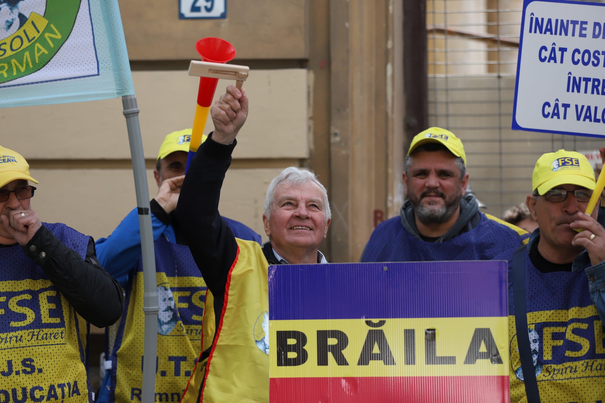 Ministrul Educației, Mihai Dimian, a coborât în mijlocul sindicaliștilor care-i scandau sub geam. „Mă bucur să-mi văd colegii. Nu trăim o situație normală”, spunea oficialul cu o zi înainte de proteste