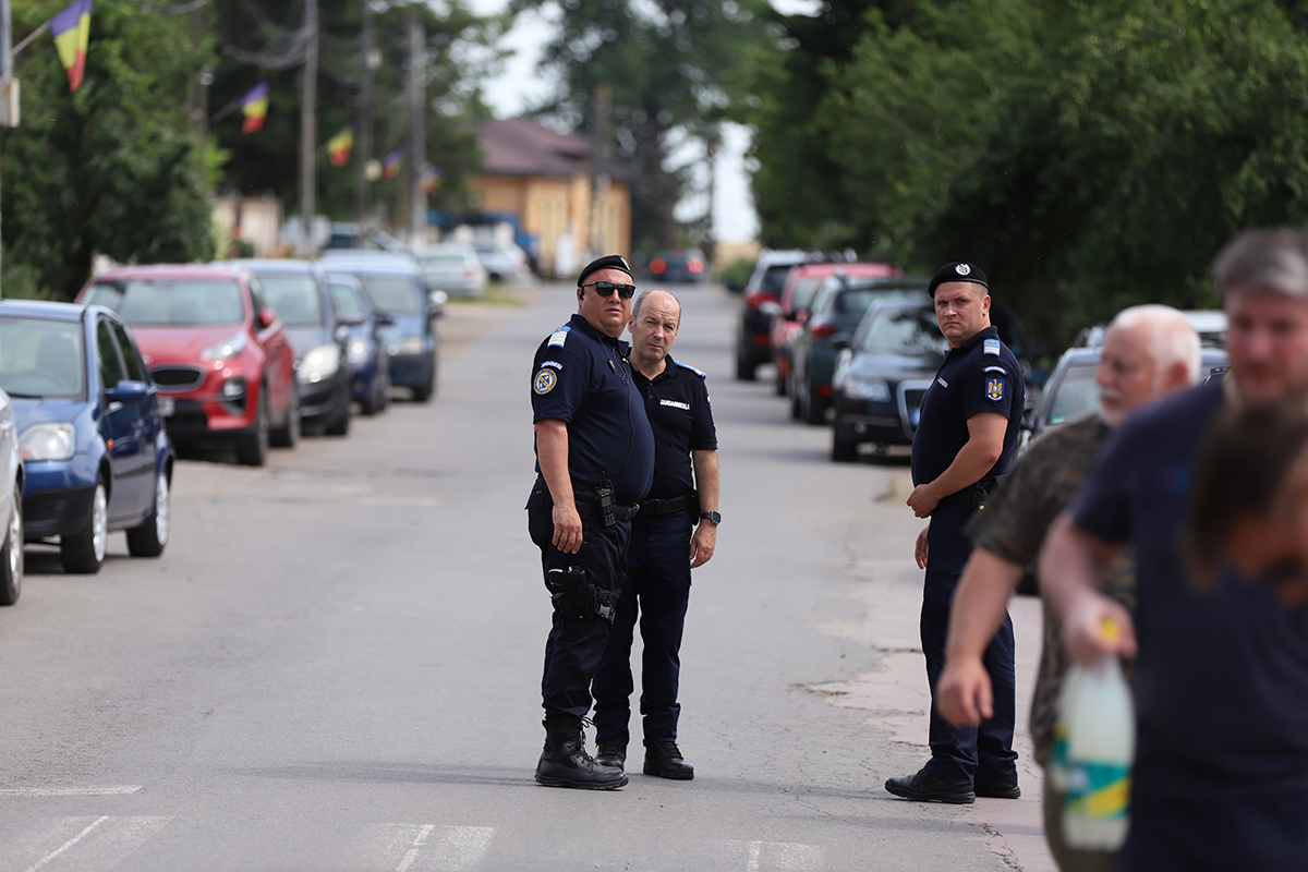 REPORTAJ Alegeri 2024 | Poliție, jandarmi și o bunică speriată de propria nepoată la Belciugatele: „M-a făcut în tot felul că am urcat în mașina primarului!”
