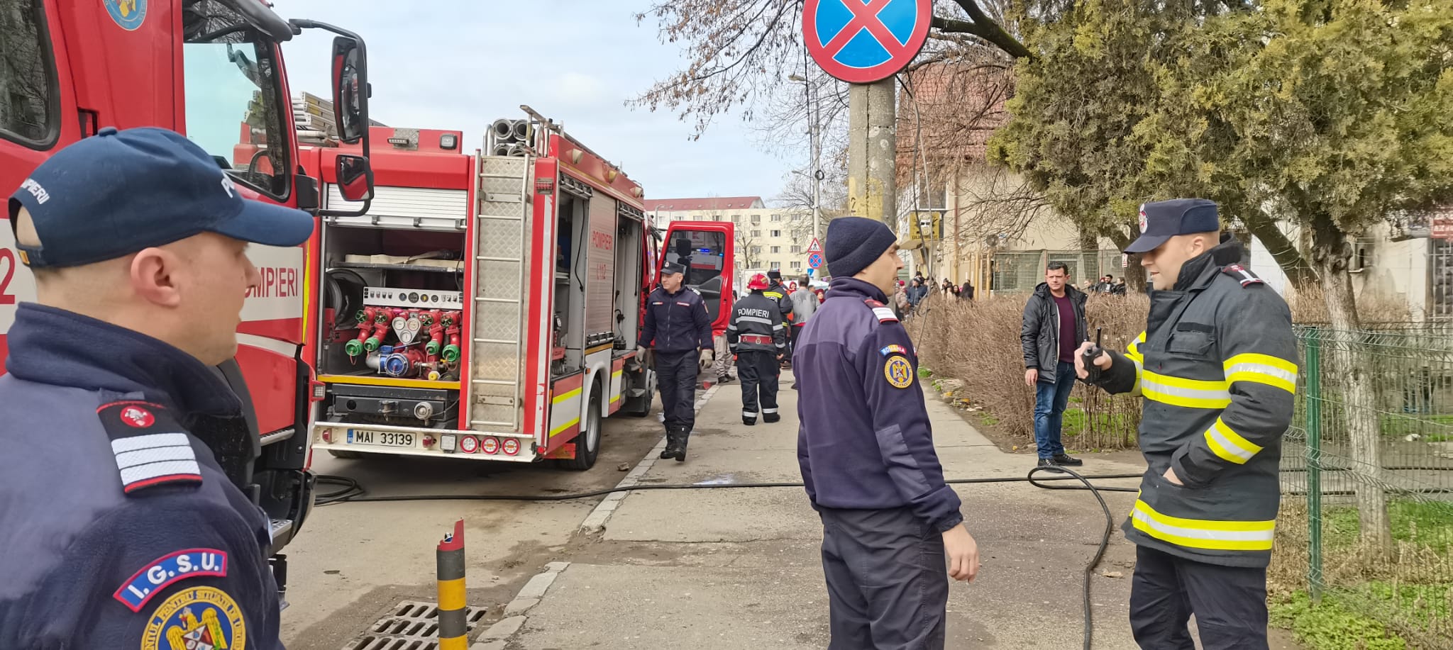 Incendiu într-un bloc din Iași. O persoană a fost găsită carbonizată, 13 locatari au fost evacuaţi de pompieri