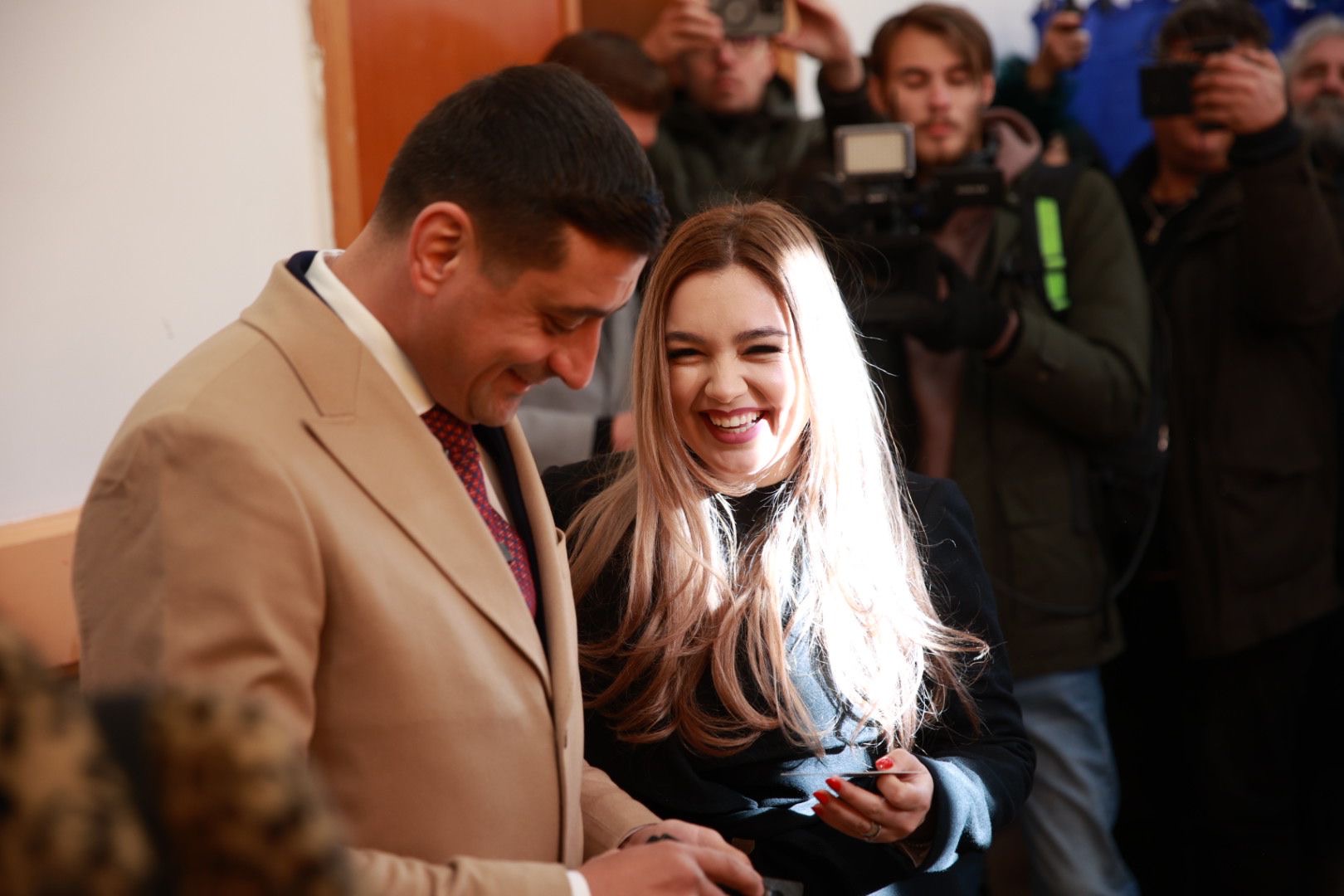 Soția lui George Simion, în negru din cap până în picioare în ziua alegerilor prezidențiale. Gestul făcut de Ilinca Simion în secția de vot