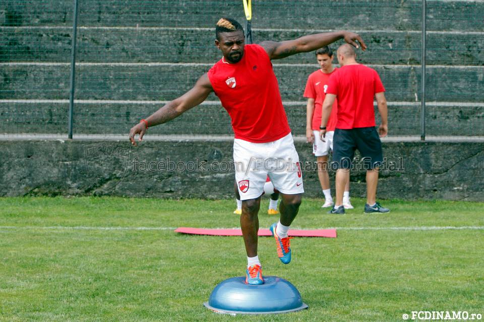 Mușchi de ”câine neîmblânzit”. Feussi dă tonul antrenamentelor lui Dinamo