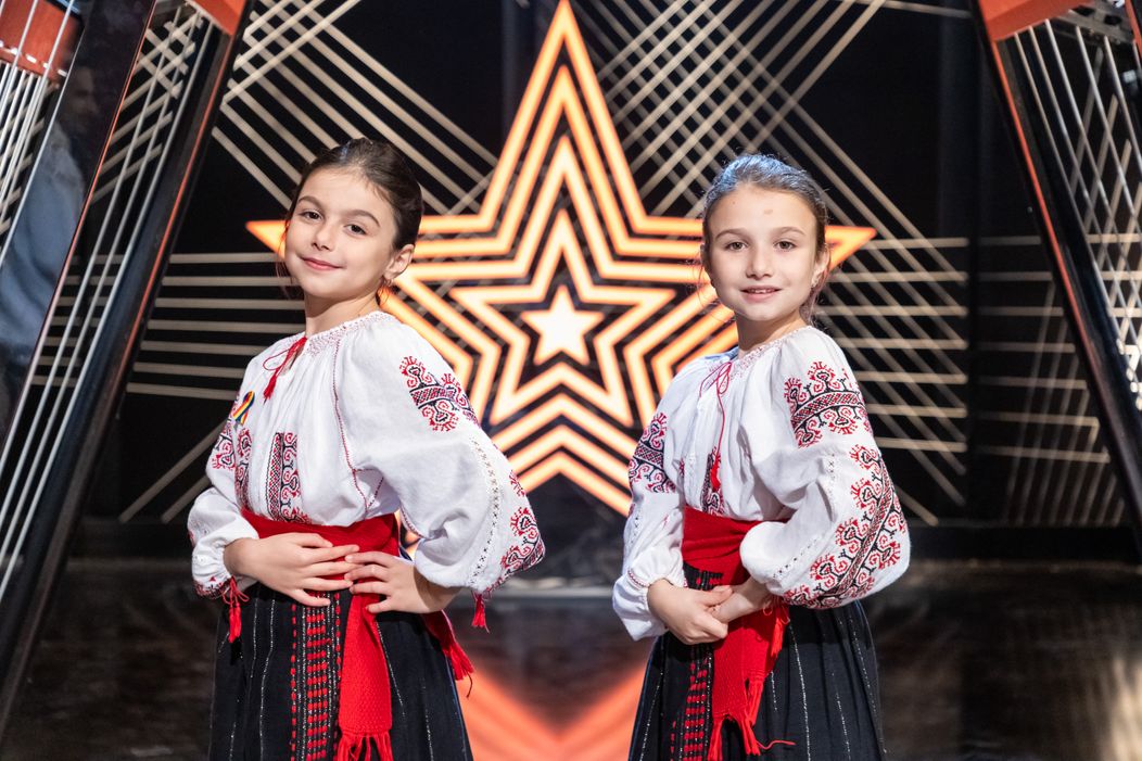Surorile Bucur de la Românii au talent 2025, admiratoare înfocate ale Petrolul Ploiești. „Bobiță, tu ne ești dușman! Tu ții cu Universitatea Craiova”