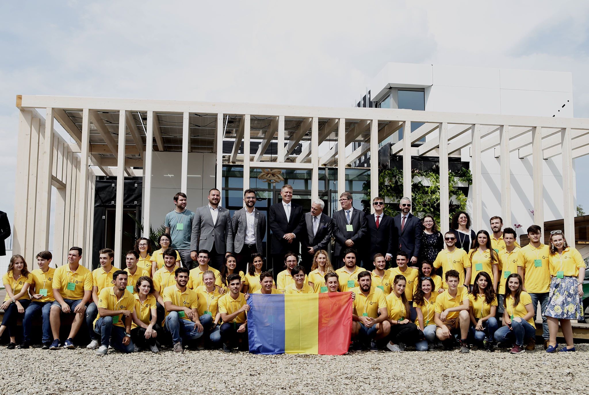 Iohannis, sabotat la un eveniment de mai multe elicoptere ale MApN, care au survolat zona (FOTO)