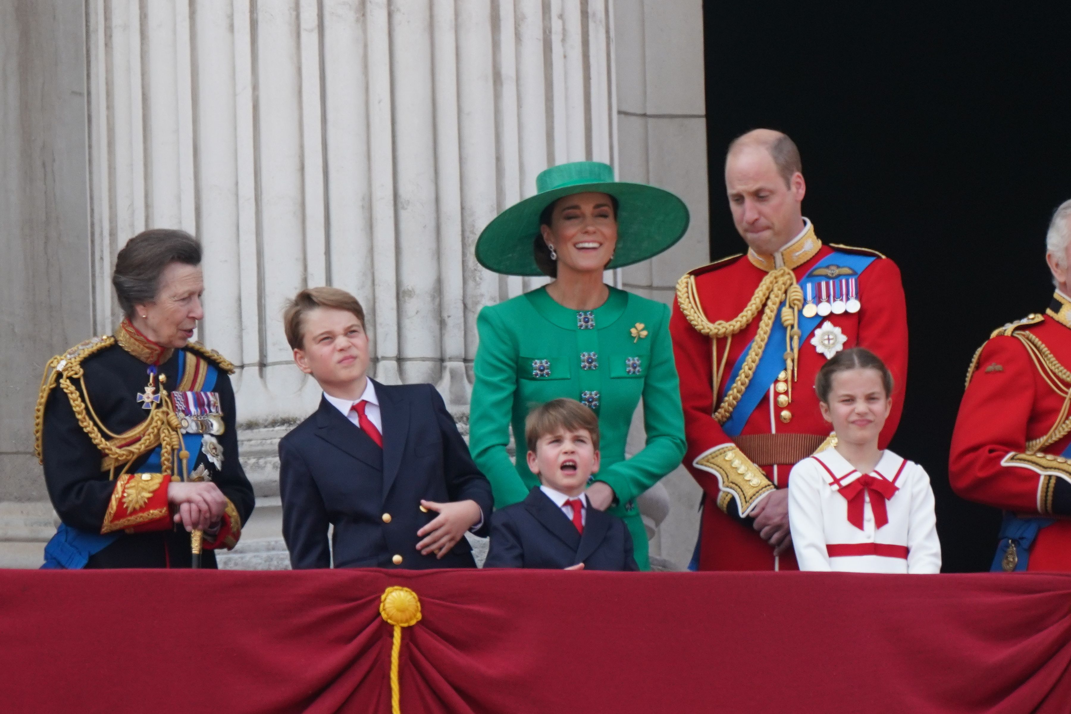 Familia regală britanică a publicat fotografiile pentru felicitările de Crăciun. În ce ipostază au fost surprinși William, Kate și copiii lor. FOTO