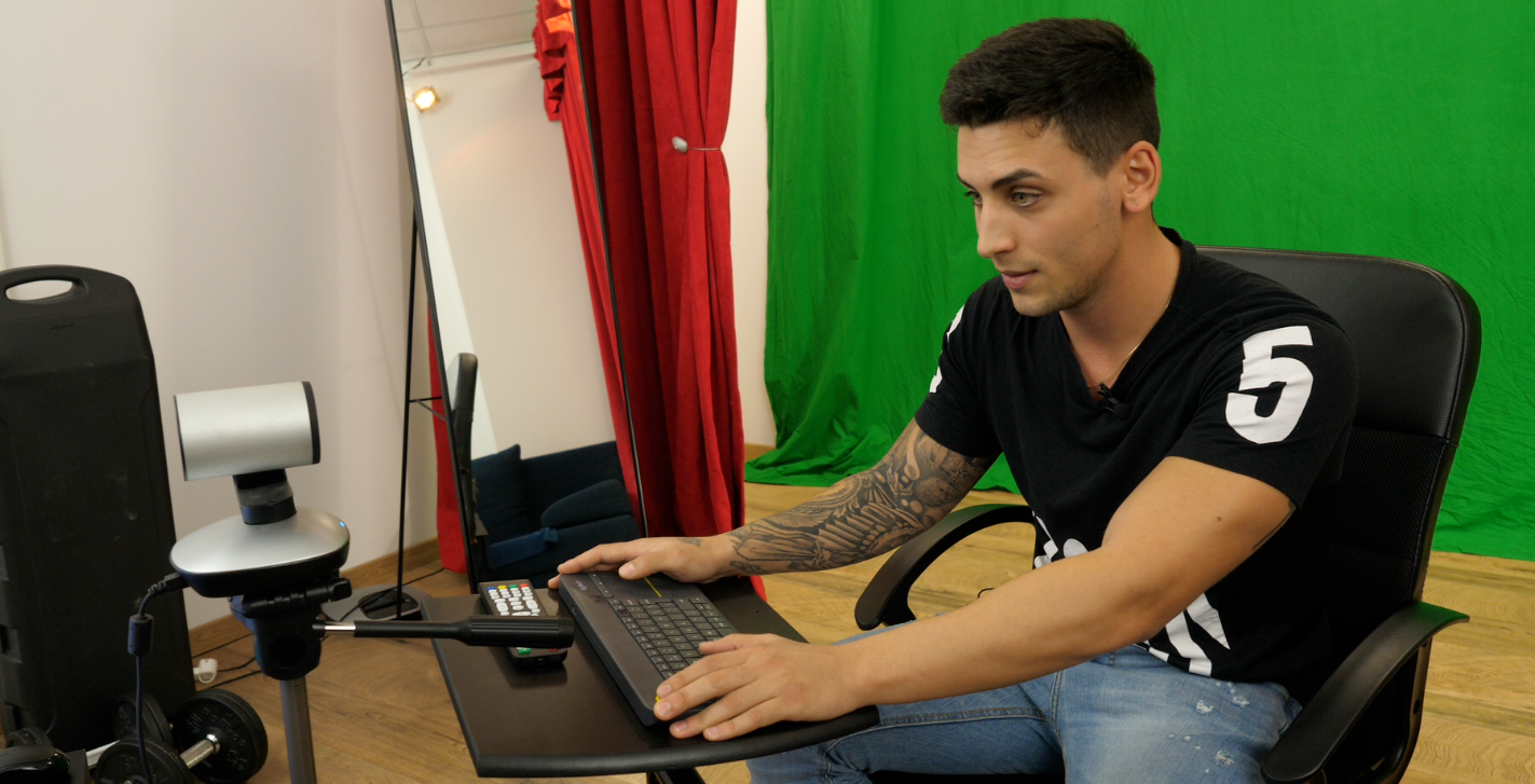VIDEO / Cel mai mare videochat de băieți din Europa este la București. Cum arată băieții și câți bani câștigă