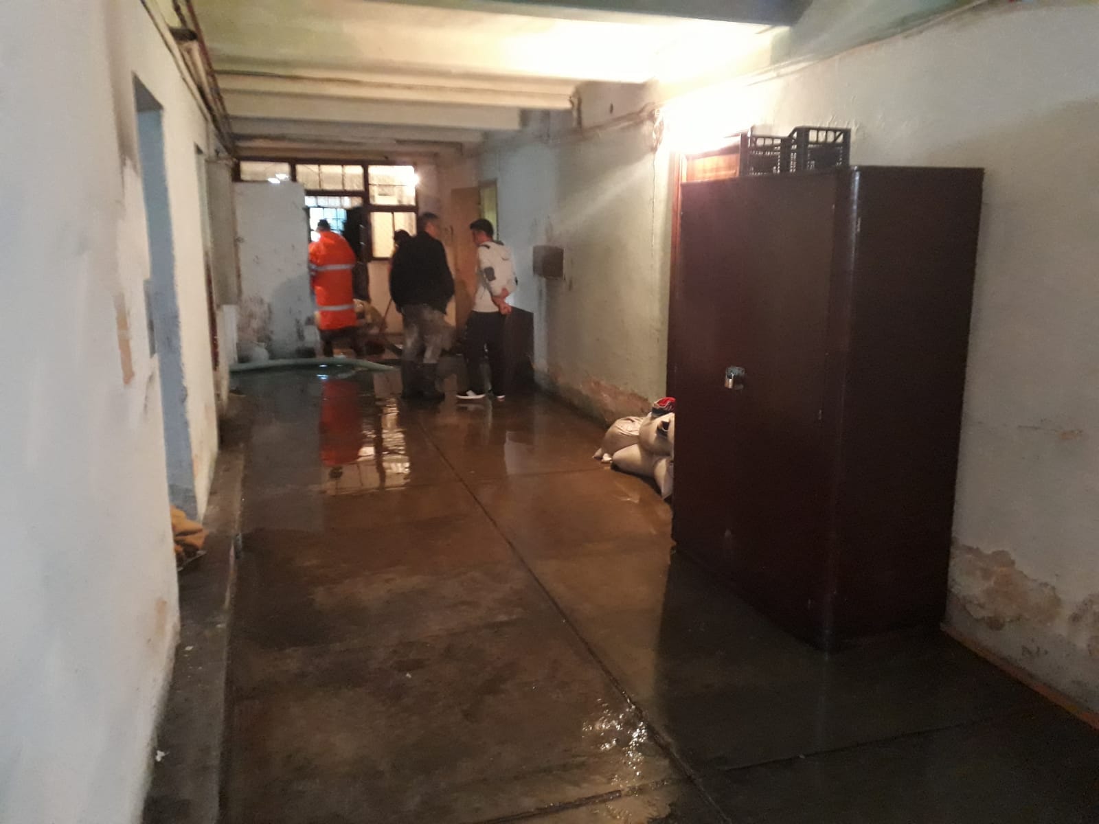 Unsprezece apartamente ale unui bloc din Bod, judeţul Braşov, au fost inundate/ VIDEO&GALERIE FOTO