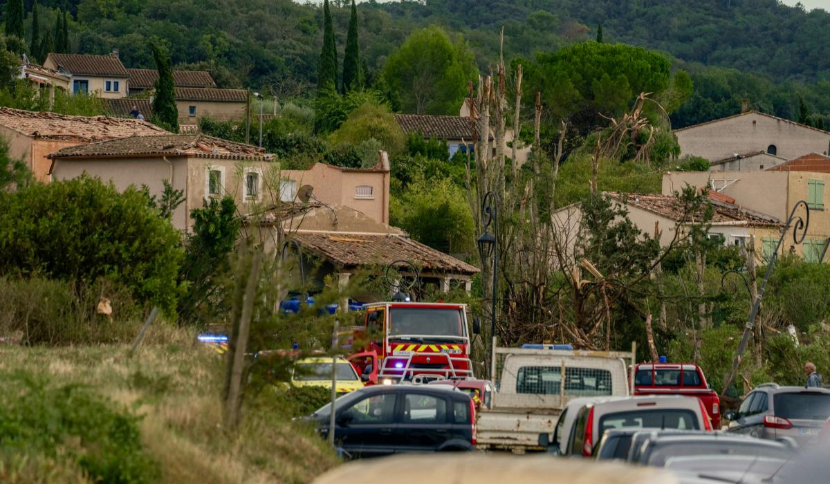 Momentul în care o tornadă distruge un sat din Franța: 41 de răniți, peste 300 de case afectate și haos pe drumuri