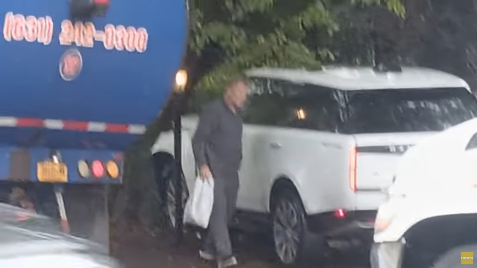 Primele imagini cu Alec Baldwin după ce a intrat cu mașina într-un copac. Cine se afla alături de el