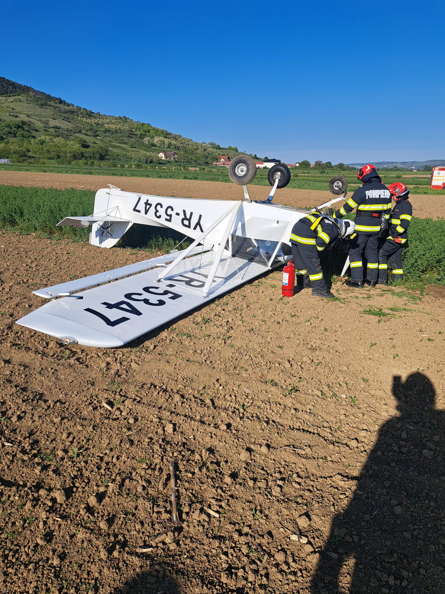 Pilotul unui avion de mici dimensiuni, nevoit să aterizeze forțat pe un câmp din Alba. Motivul incidentului