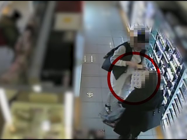 Úgy zsákoltak be 53 parfümöt a tolvajok egy soproni drogériában, mintha nem lenne holnap: videón a lopás és az ócska trükk, amivel kereket oldottak