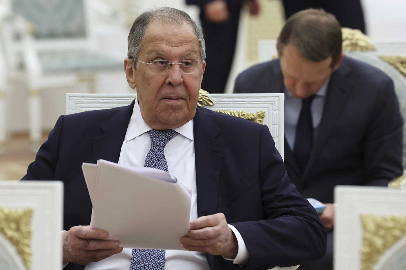 Cât costă „bluza URSS” purtată de Serghei Lavrov în Alaska. Produsul s-a vândut în câteva ore până a devenit „sold out”
