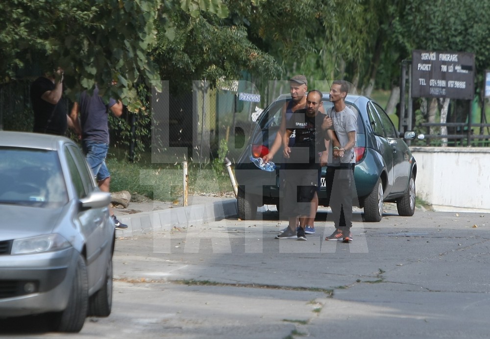 Hăinuțe de prințesă și patru sicrie albe, la morgă. Alexandra Braunstein și fetițele ei merg acasă pentru ultima dată / GALERIE FOTO