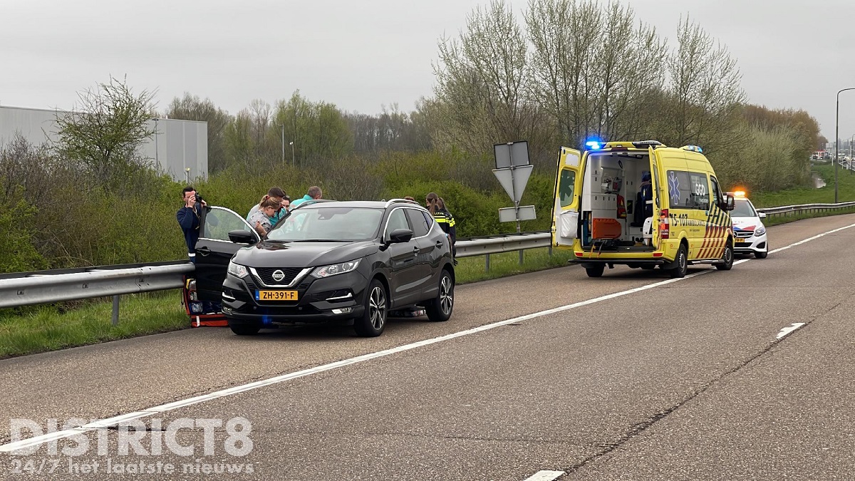 Polițiste cu lacrimi în ochi pe banda de urgență, unde au ajutat o femeie să nască o fetiță, pe o autostradă din Olanda | VIDEO
