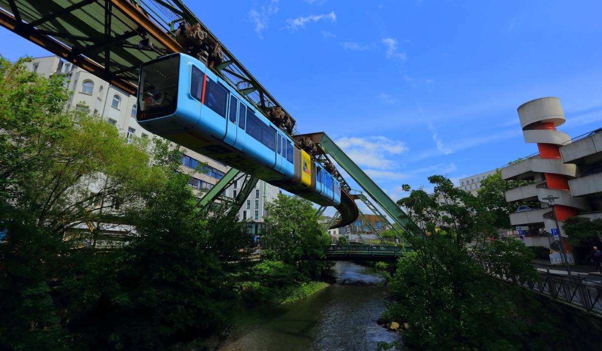Cel mai vechi tren suspendat din lume are 125 de ani și transportă zilnic 80.000 de oameni peste un oraș din Germania. Un elefant a căzut din el și a supraviețuit