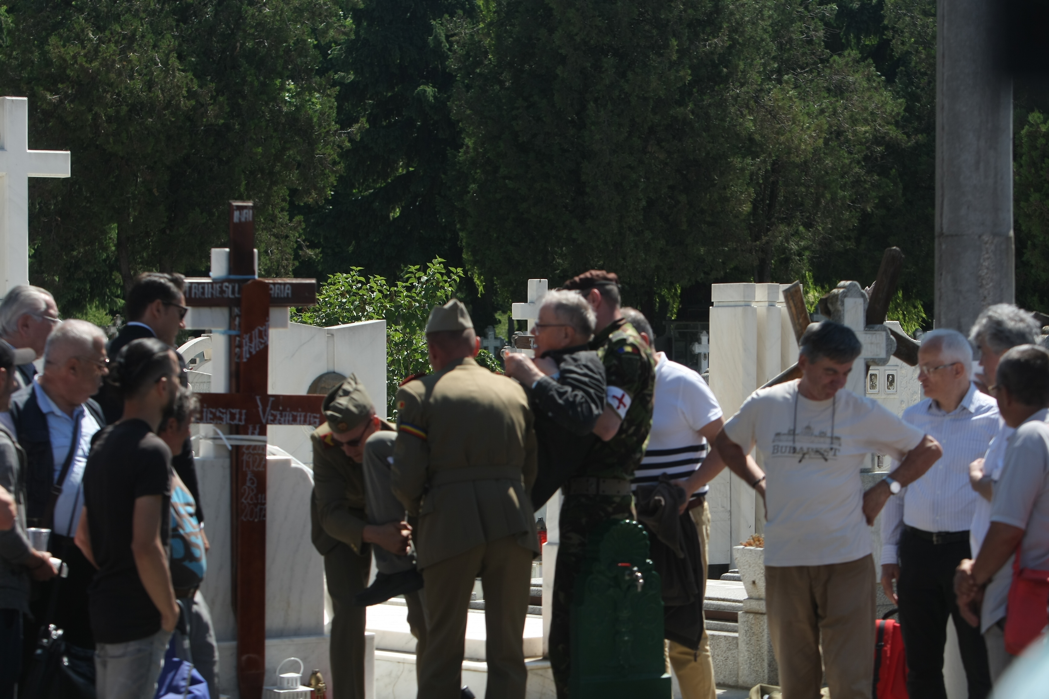 GALERIE FOTO&VIDEO/ Cristian Țopescu, înmormântat cu onoruri militare, la Cimitirul Ghencea Militar din București