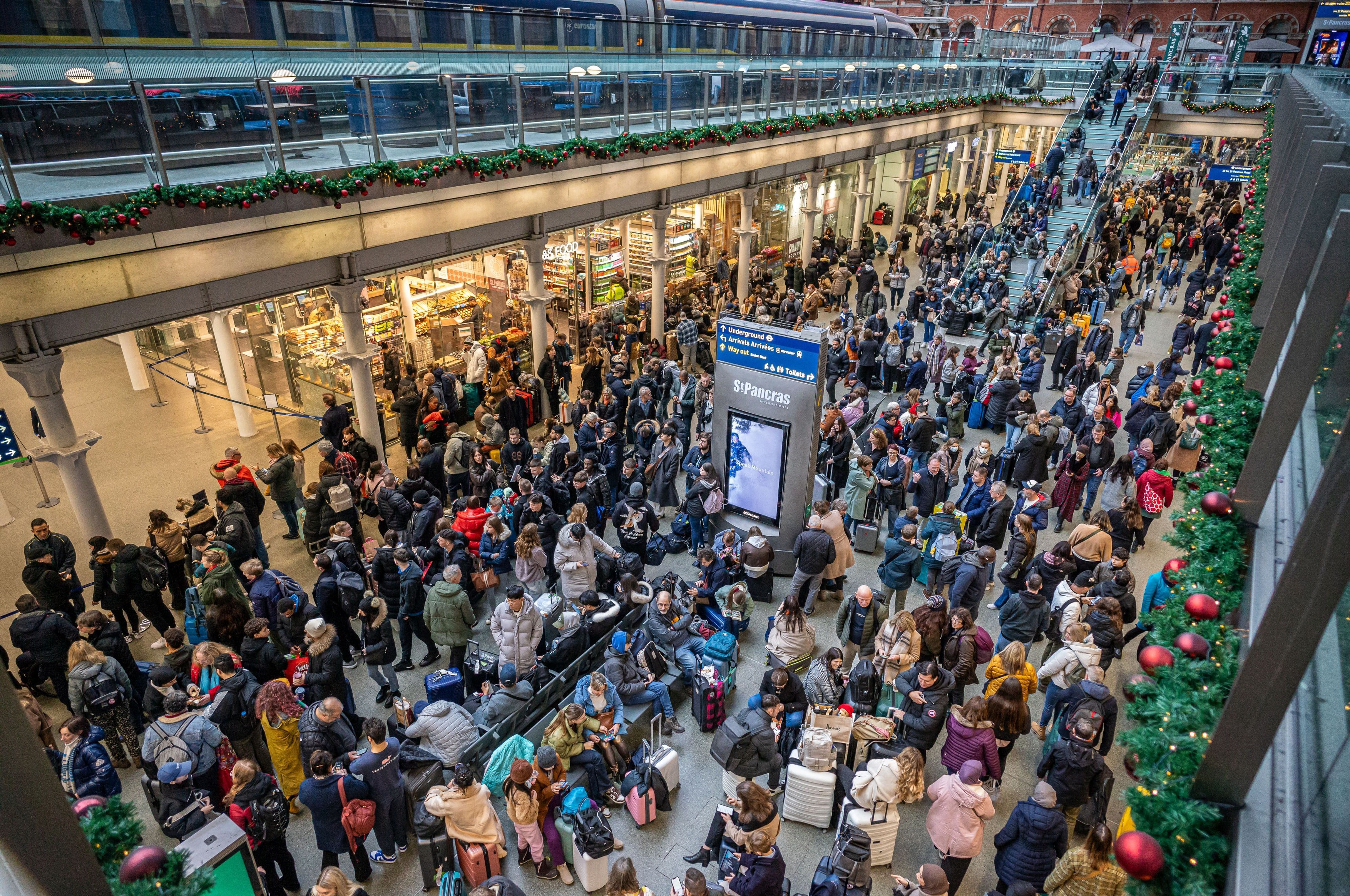 Circulația trenurilor Eurostar din Londra, anulată după ce un tunel de sub Tamisa a fost inundat