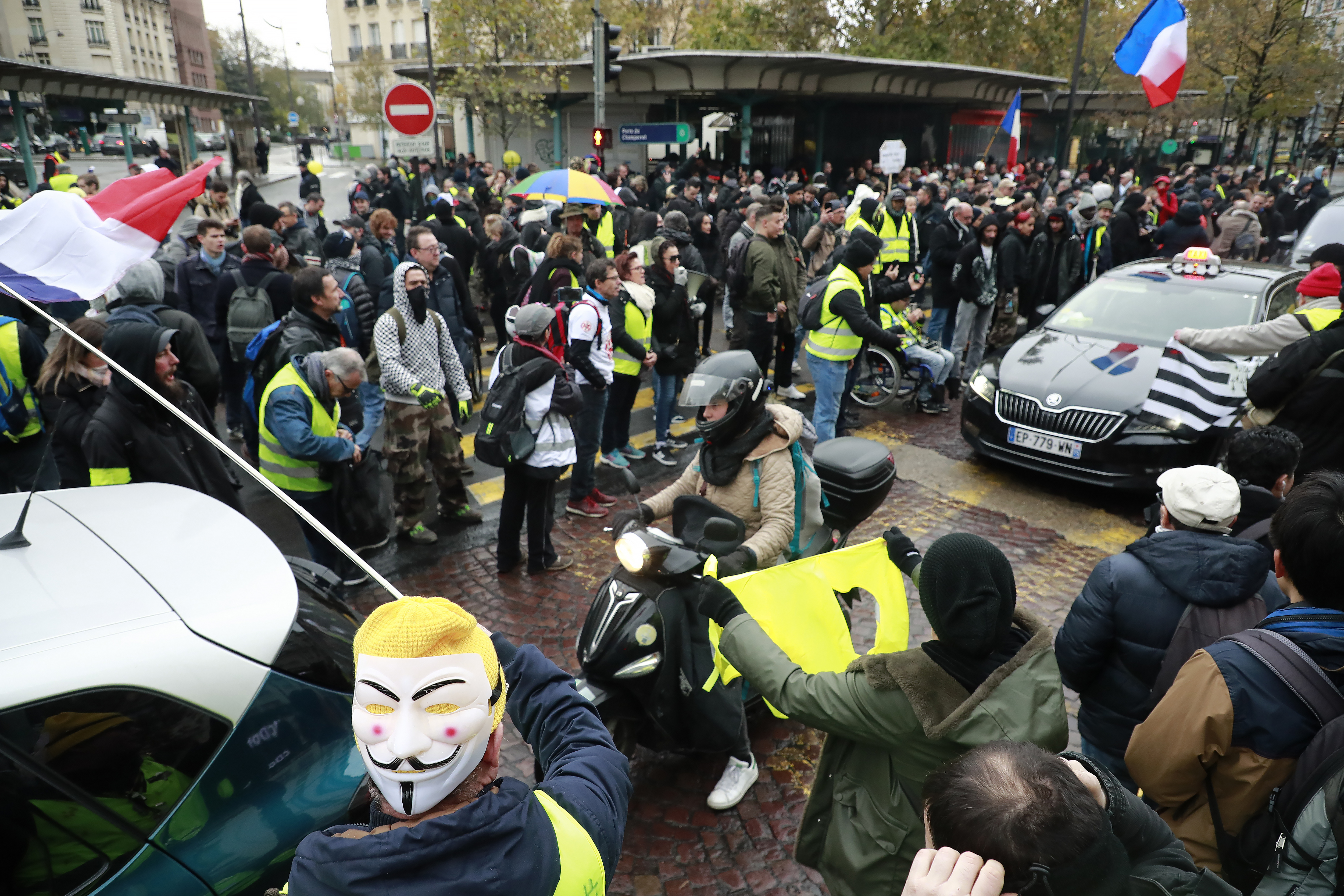 UPDATE | Noi violențe la Paris, la aniversarea unui an de la protestele „Vestelor Galbene”. Polițiștii au folosit gaze lacrimogene și au reținut peste 100 de persoane