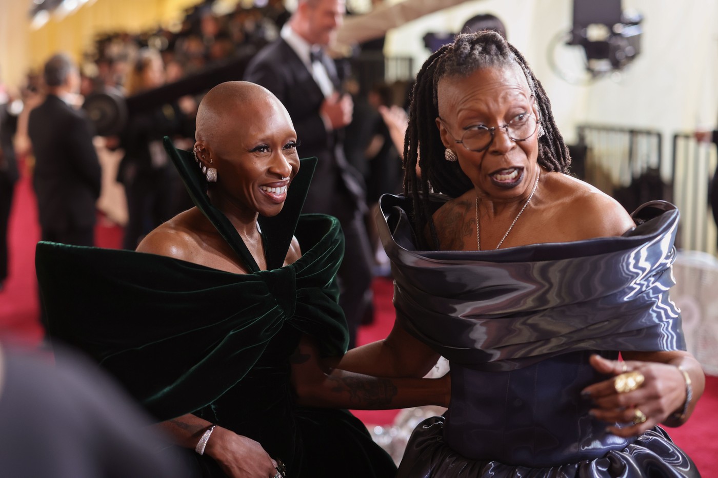 Rochia „apă lichidă” purtată de Whoopi Goldberg la Premiile Oscar 2025. Actrița în vârstă de 69 de ani și-a arătat și tatuajul de pe umăr