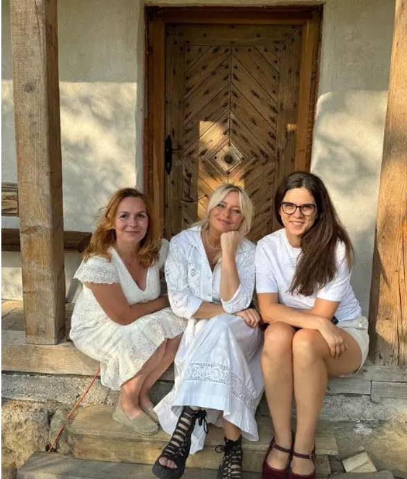 Imagini cu casa din Maramureș a Laurei Cosoi și a lui Cosmin Curticăpean. „Căsuța are momentan doar două camere. Avem de toate”