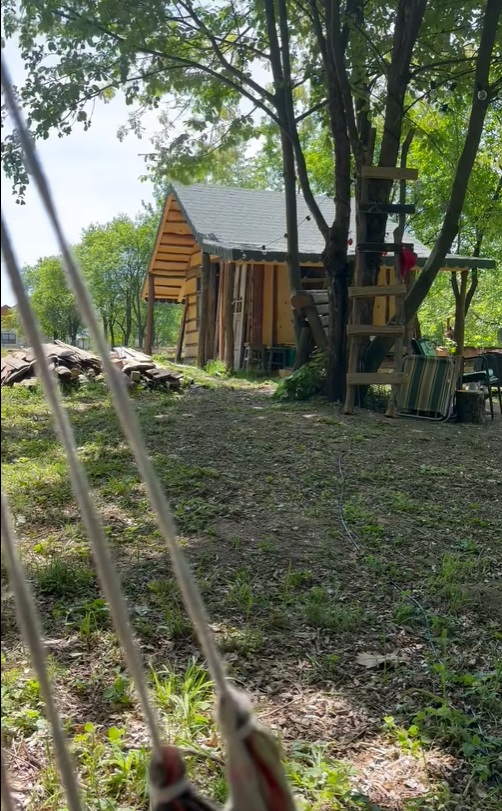 Cum arată cabana din pădure a Mihaelei Bilic după ce i-a pus acoperișul. Și-a amenajat și curtea, unde are hamac