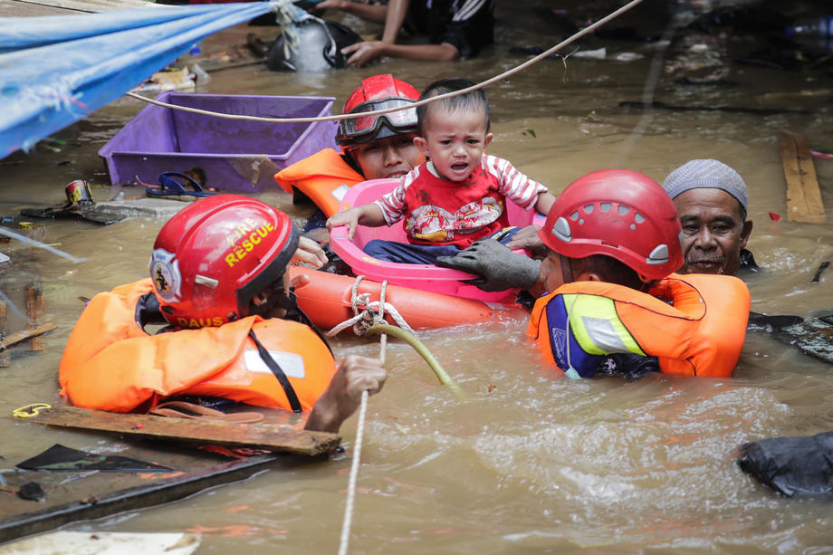 Zeci de morți și sute de mii de oameni evacuați, în urma inundațiilor catastrofale din Indonezia