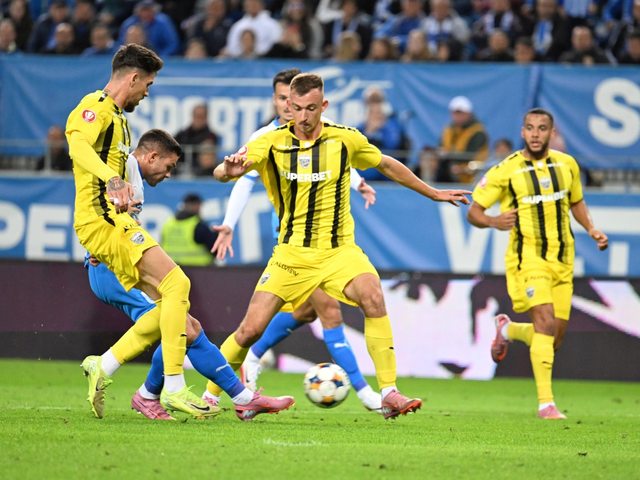 Universitatea Craiova-Dinamo, derby cu 4 goluri. Echipa lui Mirel Rădoi a jucat în inferioritate și a luat gol în minutul 90