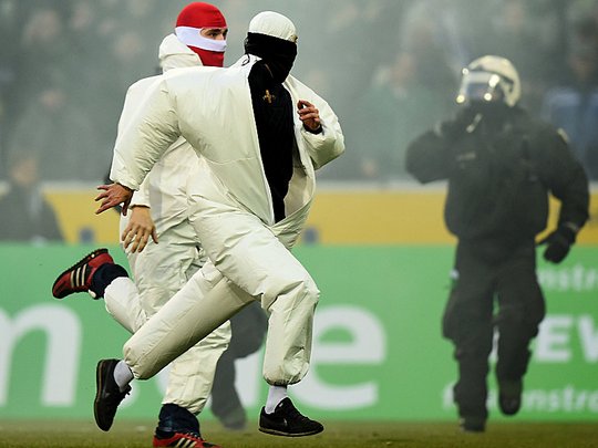 HAOS în Germania. Fanii au pătruns pe teren la derby-ul Rinului / GALERIE FOTO&VIDEO