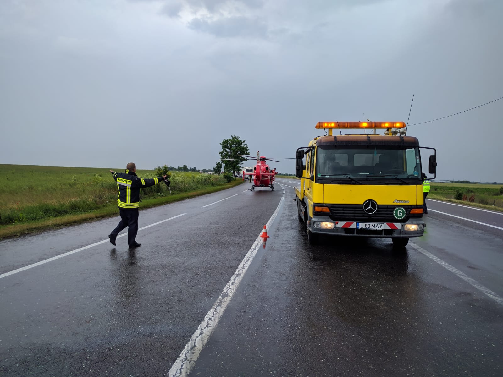 Sute de litri de miere s-au revărsat pe drum, în Urziceni. Trei tineri au ajuns la spital