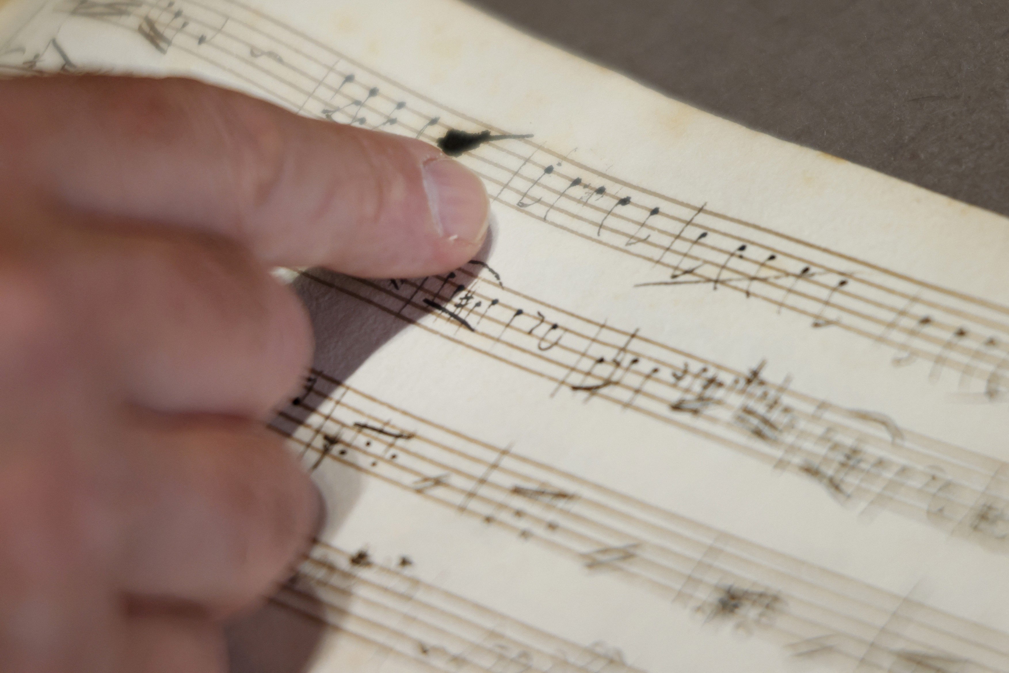 Un manuscris nepublicat al lui Mozart a fost descoperit în Paris: melodiile vor fi interpretate pentru prima oară de Orchestra Filarmonică
