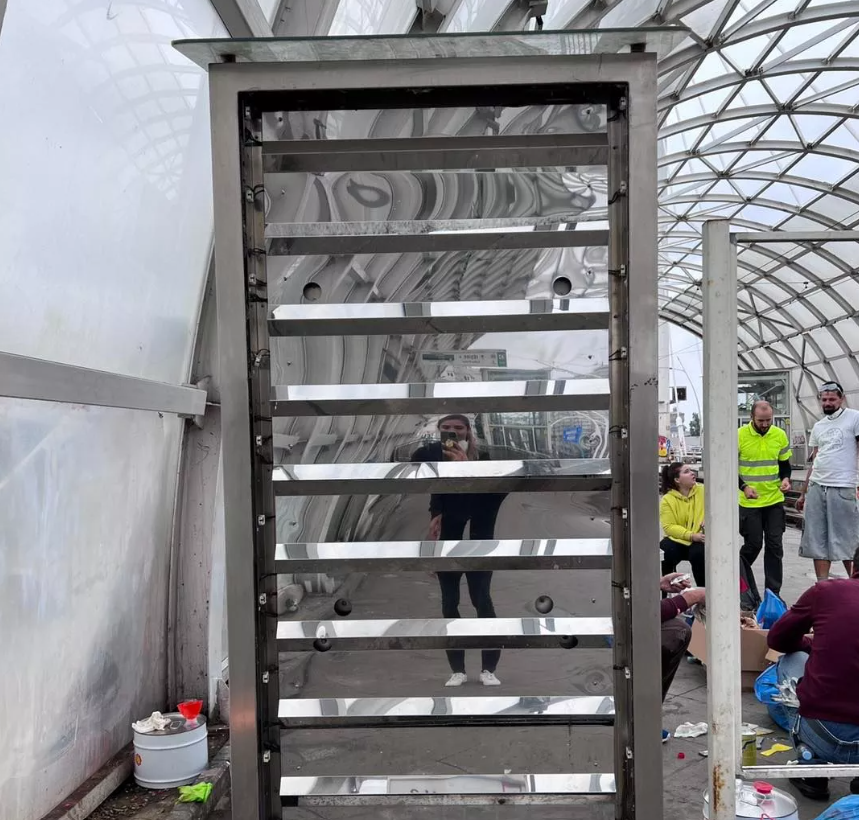 Stația de tramvai de la Pasajul Basarab, curățată de voluntari. Era plină de mizerie și grafitti - VIDEO
