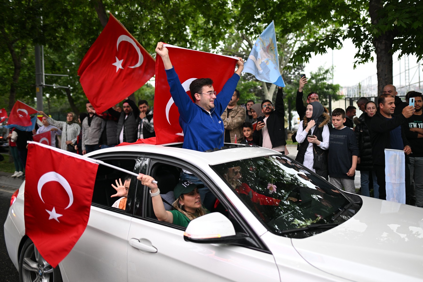 Susținătorii lui Erdogan au ieșit să sărbătorească în stradă înainte ca acesta să-și revendice victoria, siguri de avansul liderului turc