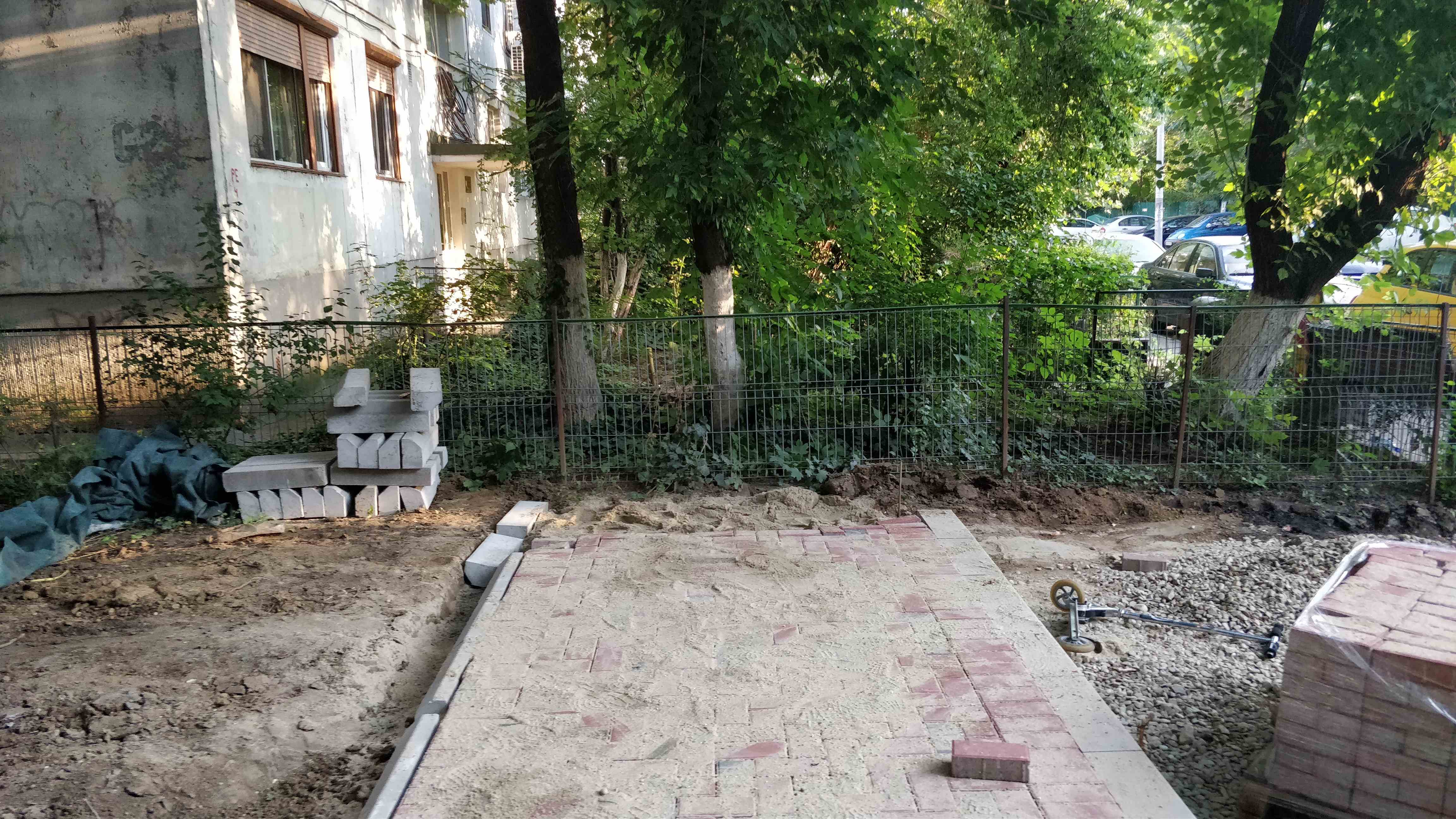 Primăria Sectorului 3 a început asfaltarea spațiului verde (FOTO)