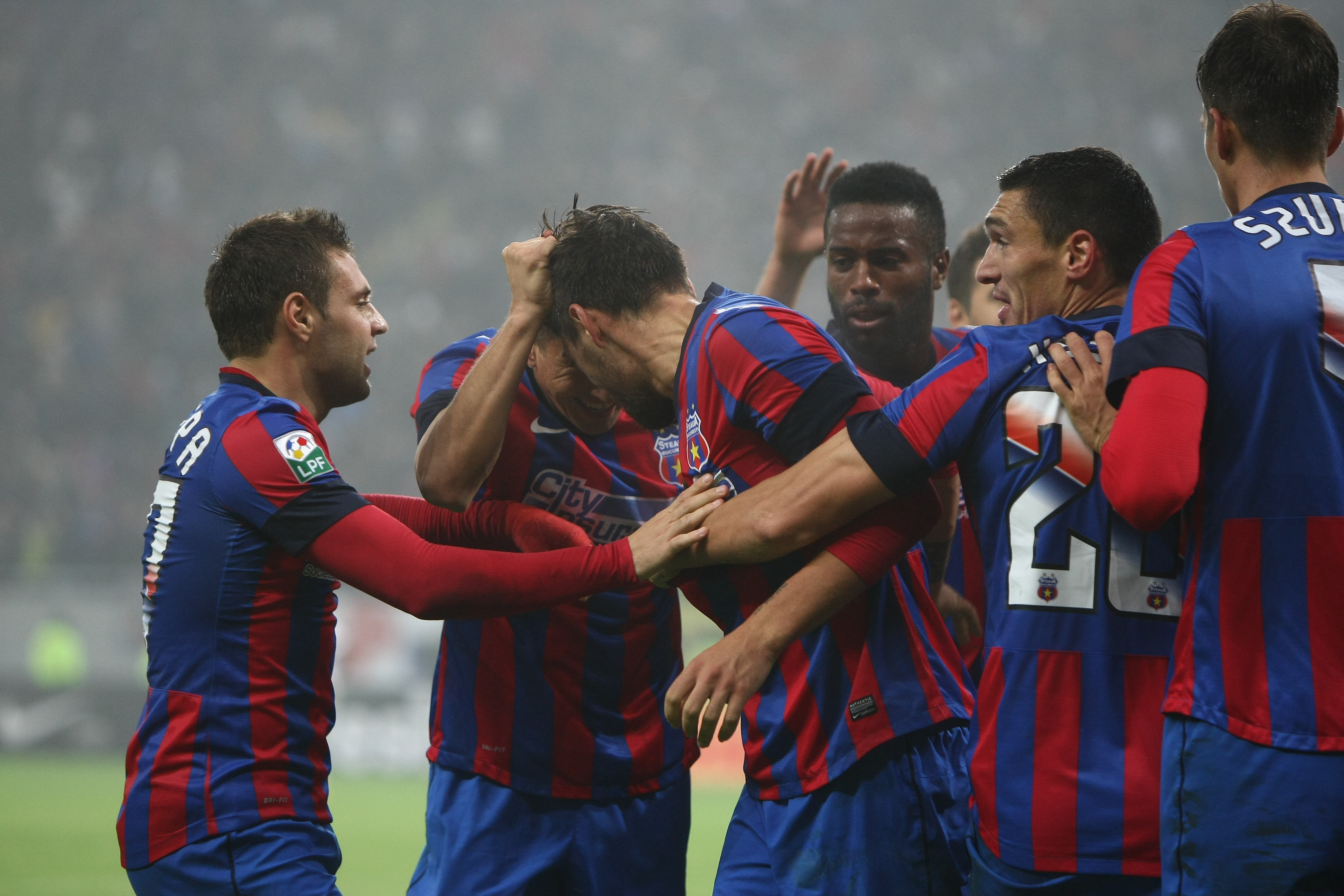 GALERIE FOTO&VIDEO/ DERBY-UL ROMÂNIEI, STEAUA - DINAMO 3-0. ^ Echipa din Ghencea i-a speriat pe ”câini” de Halloween! Szukala, Papp și Keșeru au înscris pentru roș-albaștri. Arlauskis și Bărboianu, loviți de petardele aruncate de suporteri. Băiatul lui Florentin Petre a debutat la Dinamo