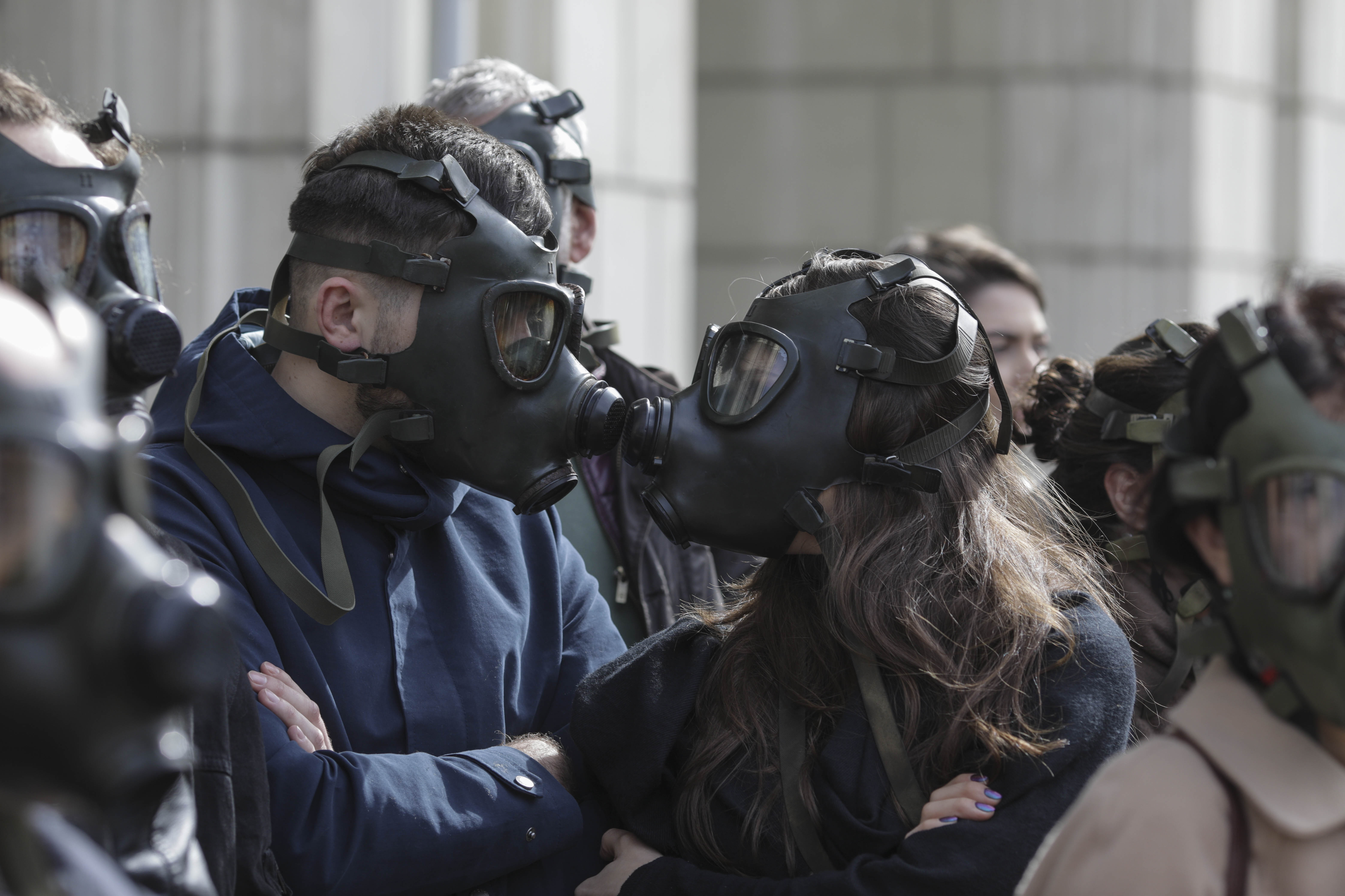 Protest cu măști de gaze la Ministerul Mediului. Comunitatea Declic îi cere ministrului Costel Alexe raportările reale ale poluanților