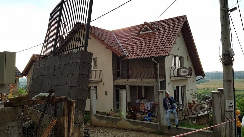 Alunecare de teren în Sibiu. Locatarii unui bloc au fost mutați, după ce pământul a luat-o la vale
