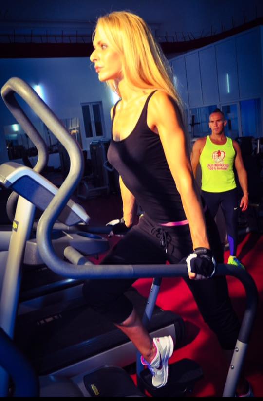 Cum arată soția lui Cosmin Cernat. Prezentatorul Exatlon este căsătorit cu o blondă superbă | FOTO