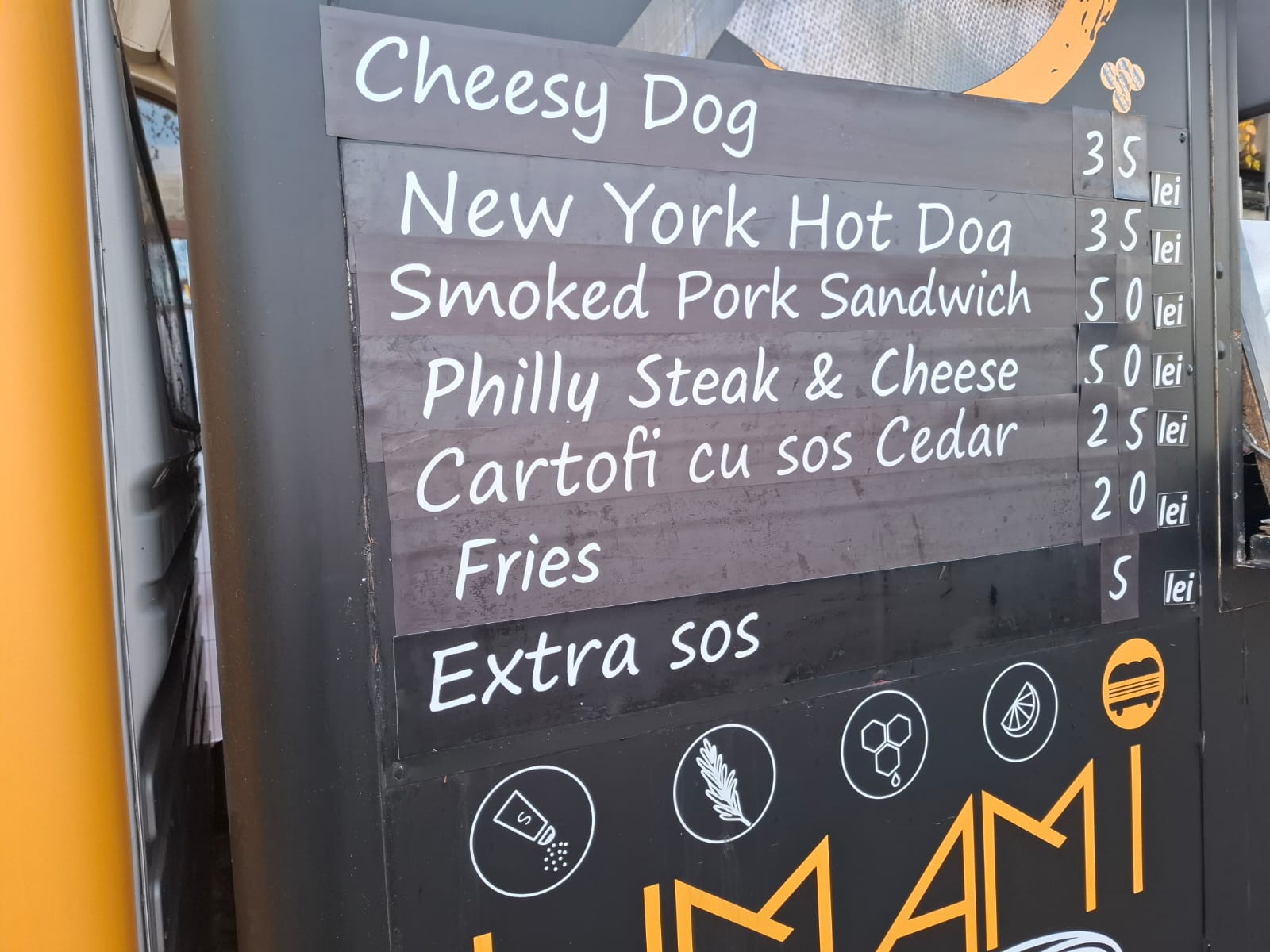 Cât costă un hotdog și o porție de cartofi cu sos cheddar la Târgul de Crăciun din Piața Universității din București. Prețul sare de 50 de lei