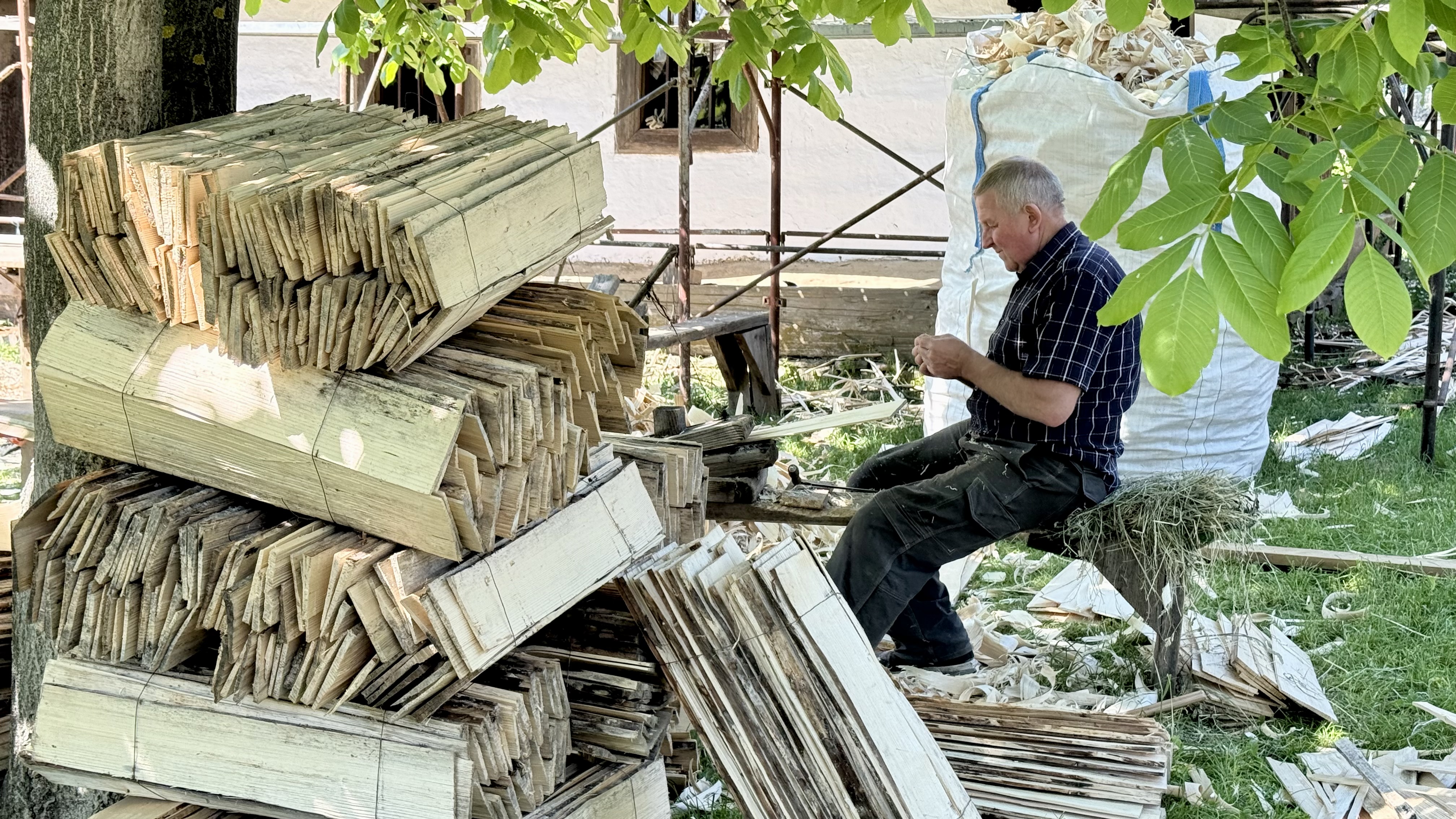 Patru meșteri din Maramureș refac, ca acum un secol, o casă din inima Bucureștiului: „Asta-i istoria! Facem totul manual, ca pe vremuri”