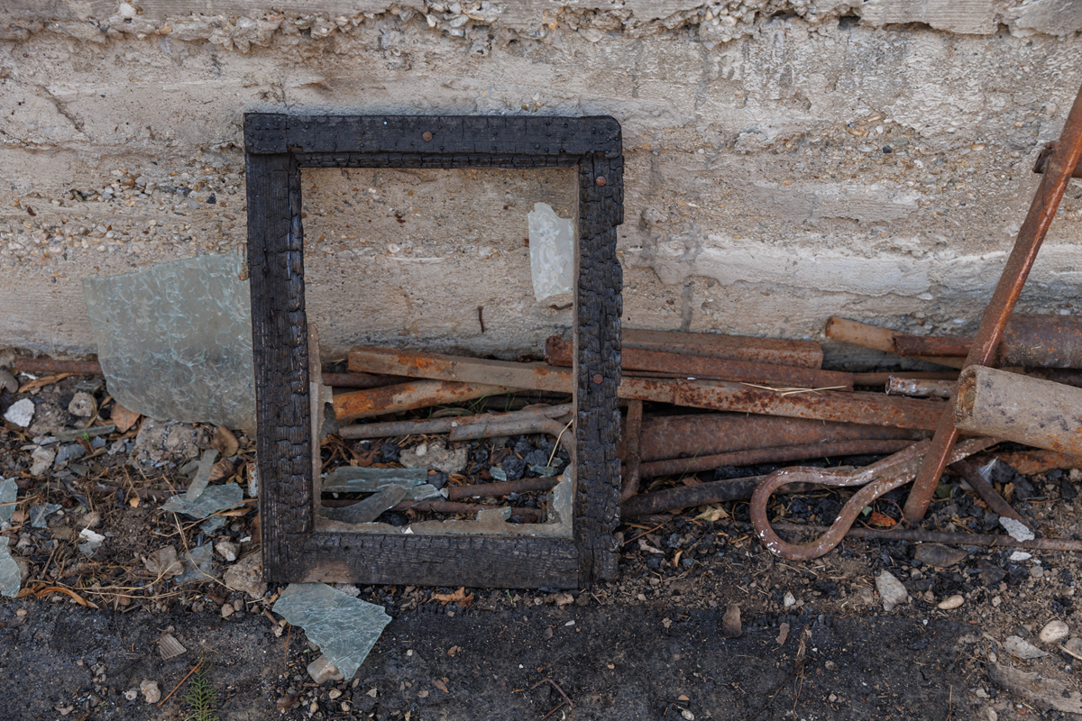 REPORTAJ. Crevedia, o lună după explozii. Și-a plâns caprele care au murit în suferință, iar acum, la 76 de ani, se acomodează cu viața în container: „E ca-n paradis, nu cade tavanul pe mine!”