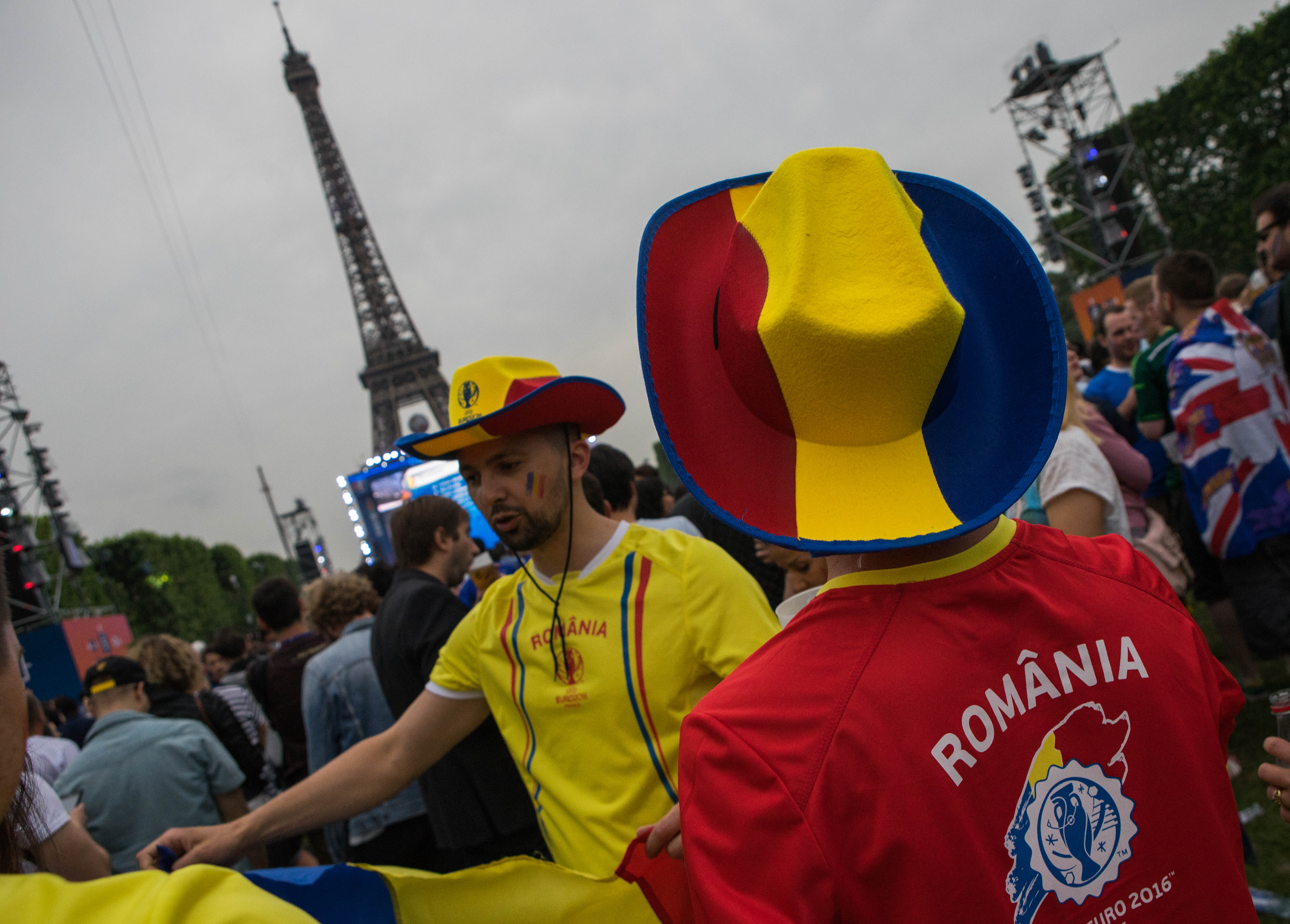 România-Elveția (ora 19.00). Euro 2016. Nebunie cu suporterii tricolorilor la Paris. ”Trăiască DNA-ul, jos comunismul!” LIVE VIDEO