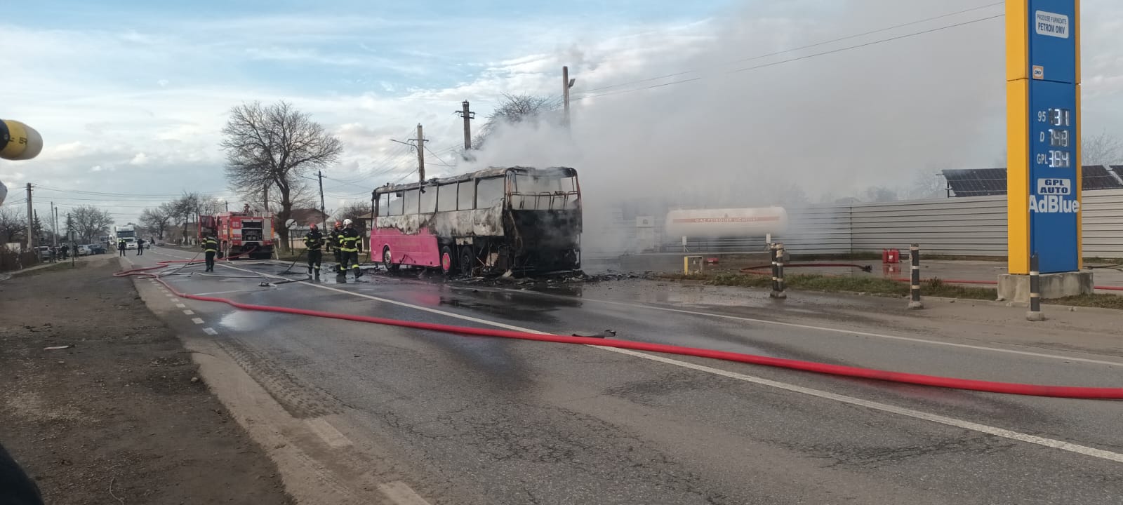 Un autocar plin cu copii a luat foc în județul Neamț, în dreptul unei stații GPL
