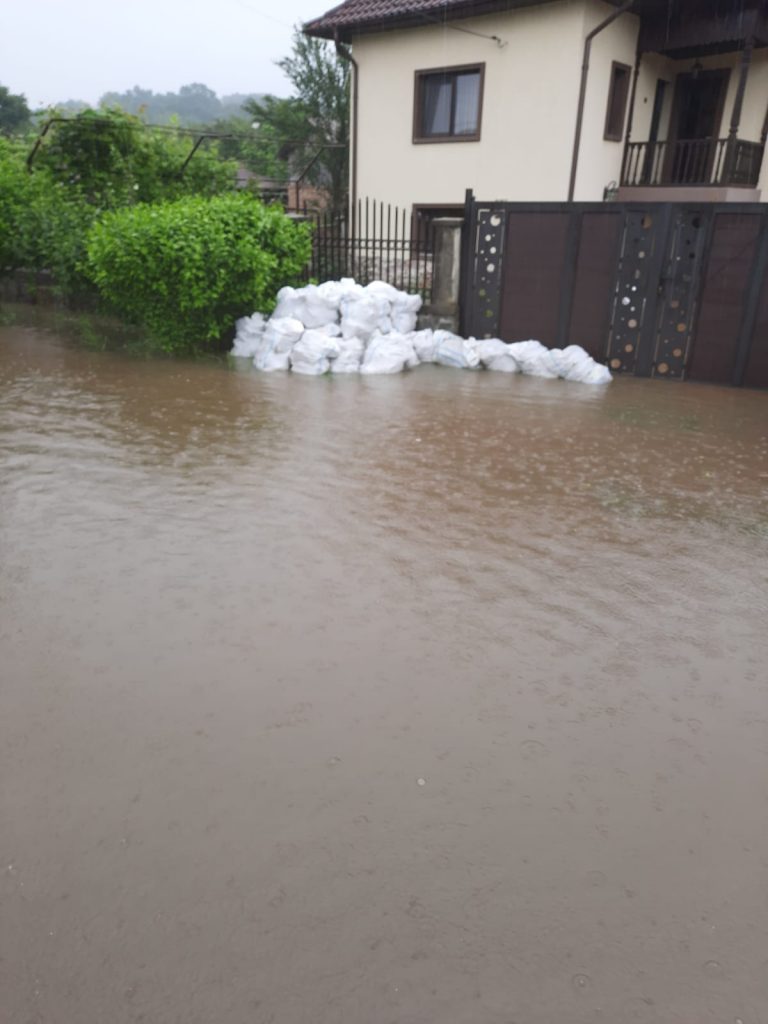 Potop în mai multe localități din Gorj, după codul roșu de ploi. Mai multe gospodării au fost inundate. FOTO